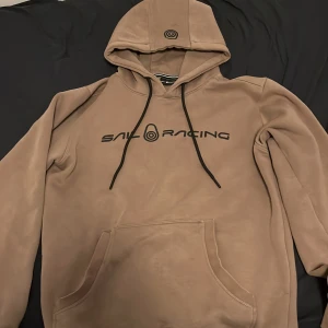 Sail Racing Hoodie - Nyskick, använd 2 gånger. Var lite för stor för mig så därför säljer jag den