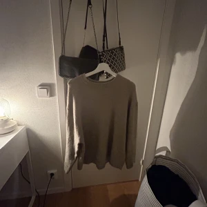 stickad trörja - Super fin stickad tröja. Köpt i februari på lager 157 för 150kr. Säljer pga att jag inte använder den. Den är i storlek M, men sitter mer som en oversized stickad tröja.