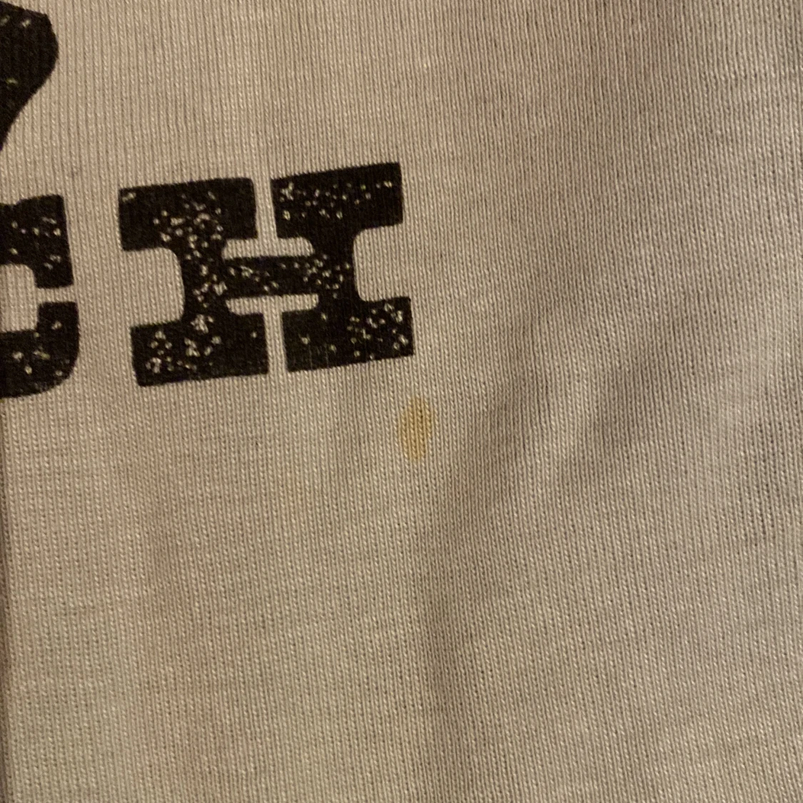 Säljer den här fina ljusblå tröjan. Den har fått en liten rost fläck från vår tvättmaskin, skriv för fler bilder🐻💕 - 91