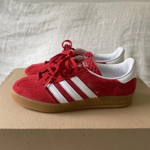 Adidas röda - Köpte dessa ascoola skor nyligen och använde dem en gång men dem va tyvärr försmå, helt nya och kommer i sin box med lappar och ett vitt skosnöre. Släpptes förr veckan och är slutsålda! Stl 37 1/3 och modellen gazelle.❤️