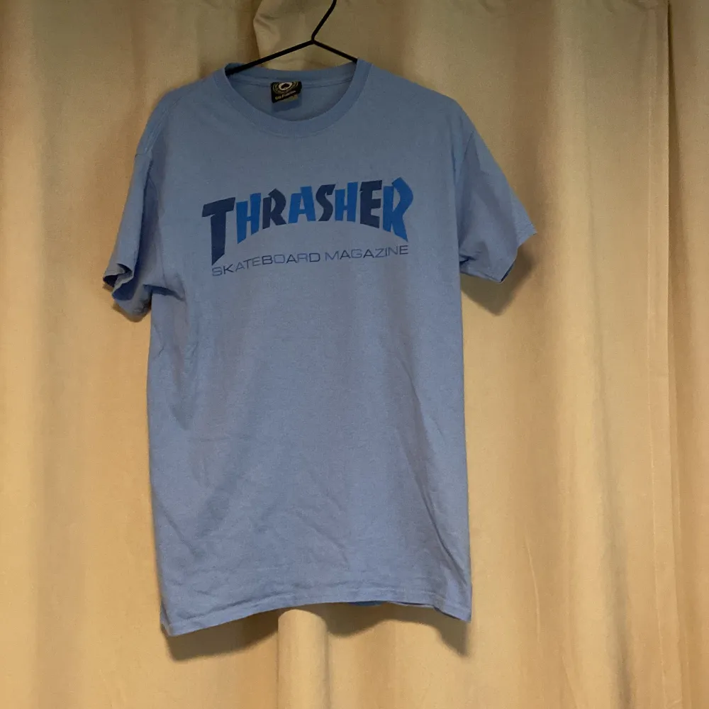 Hej! Säljer denna Thrasher T-shirt som jag växt ut. Storlek medium och är i väldigt fint skick. Hör av er vid frågor!. T-shirts.