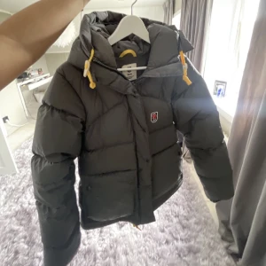 byte fjällräven  - Är någon intresserad av att byta min så fina fjällräven jacka i färgen basalt, xs, nyskick, till en moncler vinter jacka. Äkta såklart! hör av er vid frågor🩷🩷