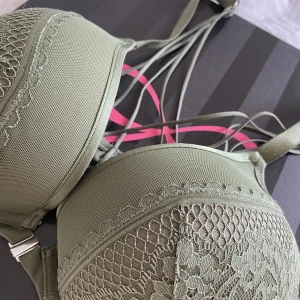BH Hunkemöller - En push upp bh från hunkemöller som aldrig använts. Inköpt för ca 450kr men aldrig använts då den varit för stor för mig. Str 75D/E men passar även en stor C 