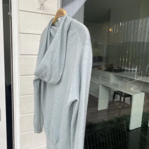 Soft goat hoddie - En soft goat hoddie i färgen sea foam,100 procnet kahsmir, tröjan är i toppskick endast andvänd fåtal gånger, Inge tecken på andväning. Ny pris 2700 kr