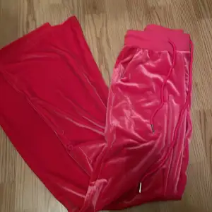 Hot pink byxor i storlek xs! Säljer för jag inte andvänder dem! Vi får diskutera pris!