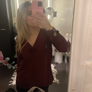 Vinröd blus  - Vinröd blus med snörning, säljer då den inte kommer till användning💓