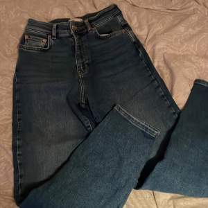 Jeans från Gina Tricot som inte är använda!