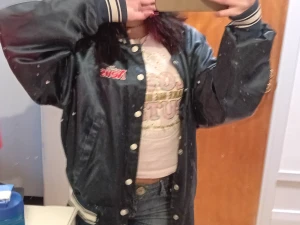 Jacka - Säljer denna jätta snygga tunna jacka köpt på secondhand men Kommer inte till andvänding! Super skön och i jätte bra skick! Köpte den för 600 så vill hälst inte sänka men kan tänka mig lite!
