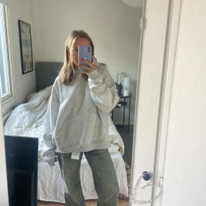 Grå hoodie  - Snygg hoodie från bikbok, använd en gång, sitter snyggt oversized!