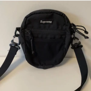 Supreme väska ss17  - Väskan är i bra skick och knappt använd!  Modell: ss17  Färg: Svart  Storlek: Onesize   Skriv gärna om du vill ha fler bilder eller frågor! 