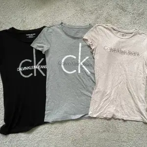 Calvin Klein T-shirt i storlek XS, passar även S. Alla är i nyskick och knappt använda. Perfekt present. ❤️ Alla tre för 300kr 