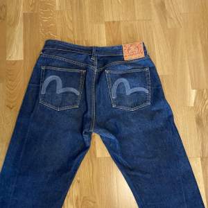 oansvända Evisu jeans  storlek 36
