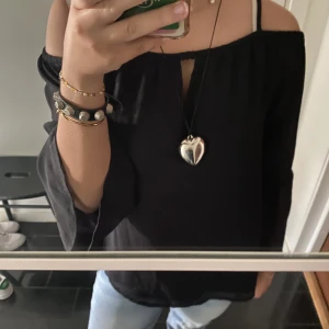 Topp - Super snygg topp med öppna axlar. Tryck gärna på köp nu❤️💞