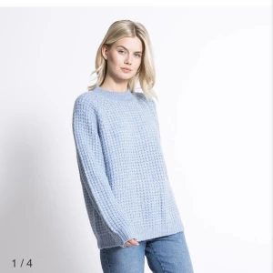 stickad tröja  - Blå & lila stickade tröjor. 1 för 40 och båda för 70💕  den lila är i L och den blåa i xs. Tycker båda sitter bra på mig som är S/M   Den lila är såld.