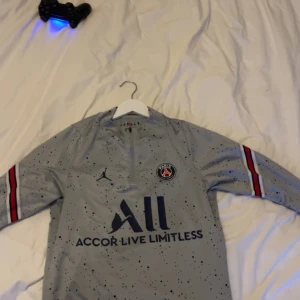 Psg långärmad tröja - Hej, jag säljer min snygga psg tröja som funkar att använda både till stil och ifall man ska träna fotboll. Skicket på denna är väldigt fint inga fläckar eller hål. Nypris är 799kr och den är väldigt svår att få tag på för den är slutsåld överallt. 