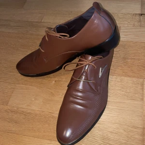 Finskor - Hej, Säljer dessa snygga finskor med guld detaljer. Det är använda ett fåtal gånger på varsamt. Passar riktigt bra med blå kostym och mycket annat. Sulan är riktigt bekväm så har man på sig de en lång kväll så slipper man få hälsporre:)