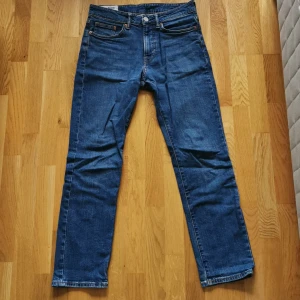 Jeans herr  - Säljer ett par jeans för herr från hm. Jeansen är regular fit i storlek 29/32. De är i gott skick. 