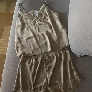 Set - Guld set från HM. I storlek L men passar mindre! 250kr för båda