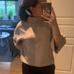 InWear tröja🎃🧡🍂 - Säljer nu denna InWear Copenhagen tröjan som tyvärr aldrig kommit till användning. Den är i storlek M och aldrig använd. Skriv vid frågor! Kan gå ner i pris vid snabb affär!💞🍂❤️‍🔥🎃🍁 Nypris:800kr Mitt pris:350kr