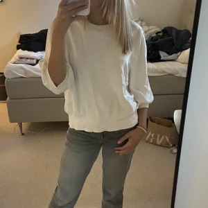 Trekvartsärmad vit tröja - Säljer denna fina tröja med meldellånga armar och pärlor på kragen
