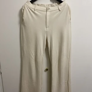 Byxor - Vita och använda byxor från Lindex. Har ett jätte fin och skön material.