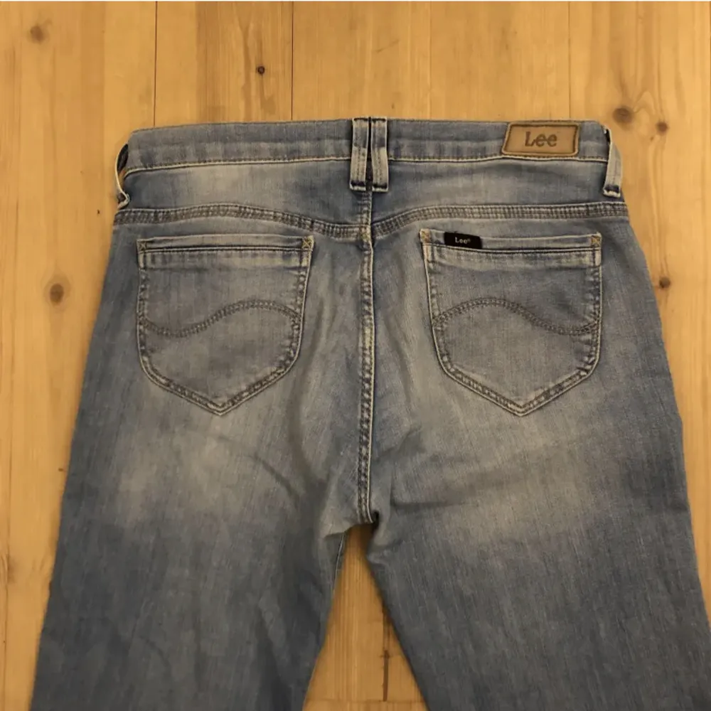 Bootcut jeans från Lee i bra skick! Storlek 29.. Jeans & Byxor.