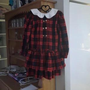 Kawaii rutig schoolgiel klänning! - Storlek; XS (stängs med knappar baktill) - lite tjockare material som är perfekt till vintern, 🌸