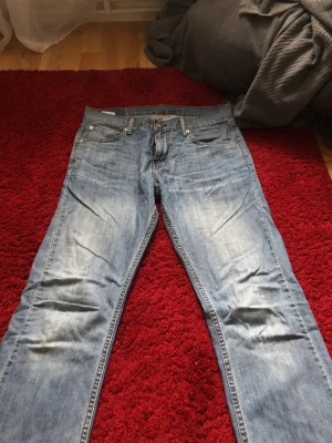 Levis 527 - Levis 527 i storlek 32w 34l. Bra skick med inga tydliga defekter förutom nötning vid benöppningen.  Hör bara ar er vid fler frågor