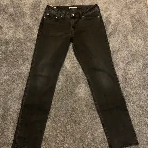 Mörkgråa jeans från Levis. W30/L33 Sitter lite mer baggy än slim Inga tecken på användning helt nya!