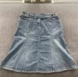 Fin kjol!! -  Jag en jättefin kjol från h&m köpt på Sellpy. Tyvärr så är den lite för stor för mig:( ställ gärna frågor om fler bilder osv:)