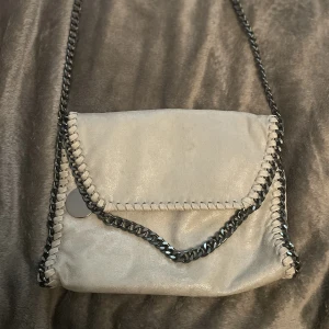 Väska - Så fin väska i toppenskick. Köparen står för frakten🥰 (Tryck på köp direkt☺️)