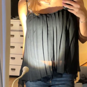 Veckad volangtopptopp - Tylliknande veckad topp med tyg under så den inte är genomskinlig! Gullig till kjol speciellt😍passar som en s