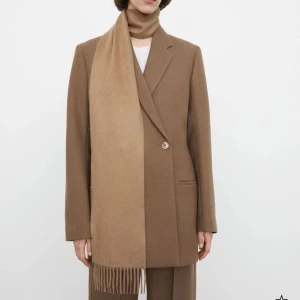 Kashmir scarf toteme - Säljer denna helt nya  scarf från TOTEME. Originalpris 2500kr. 🤎