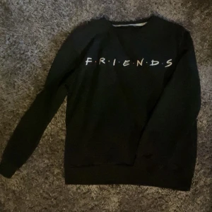 Friends sweatshirt  - F.R.I.E.N.D.S I super bra skick och väldigt mysig! Från friends eget märke! Står att den är stl S men passar perfekt på mig som har M🖤