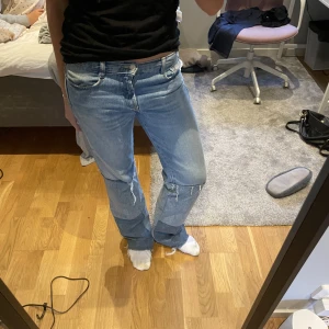 Zara jeans - Supercoola slutsålda jeans från zara. Älskar dem här jeansen men får inte användning för dem längre. 