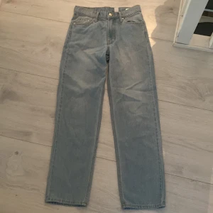 Jeans  - Säljer ett par ljusblåa jeans från h&m, använde en gång! (Ej gratis frkat) 