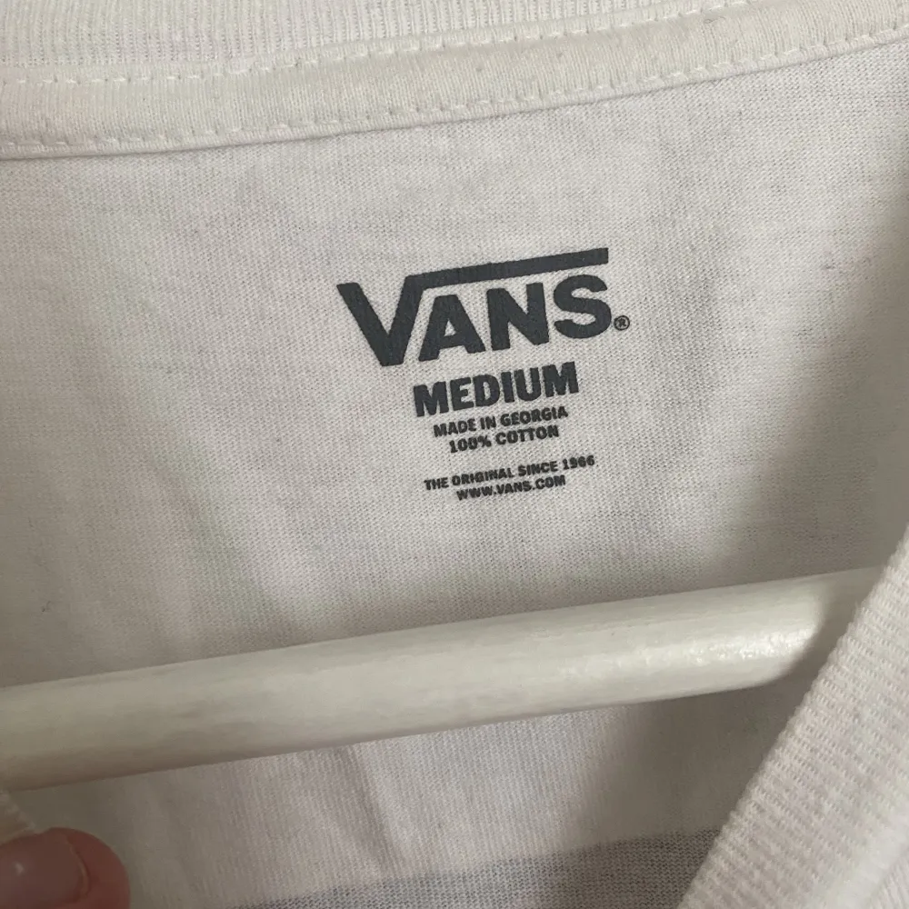 En vans t-shirt som är vit i storken M. Använd 1 gång. . T-shirts.