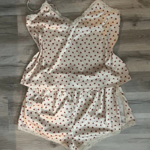 Pyjamas m hjärtan - Säljer min fina pyjamas pågrund av att jag aldrig fått användning av den. Satin liknande tyg med spets och hjärtan, inga defekter ❤️❤️