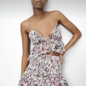 Zara Topp - Säljer detta väldigt populära linnet som jag inte använder längre. Från zara storlek xs men passar upp till M då man kan reglera banden! 200kr + frakt 🔥❤️‍🩹 