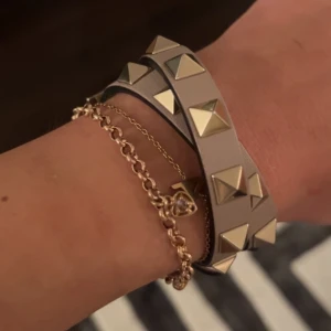 Valentino armband  - Super bra skick då det ändast är använt Max 4 gånger och köpt i juni det här året🫶 nypris 3365kr