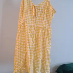 En gul cottage core klänning i storlek 42. Använd några gånger men annars i bra skick. Säljer pga flytt! 
