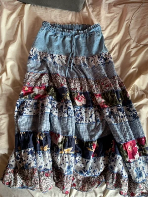 lång kjol - maxi kjol som har många olika mönster. 