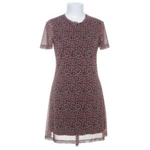 Blommig klänning - Köpt på sellpy men är från Pull and Bear! fin passfrom och så gullig, perfekt till sommaren🩷❤️🖤