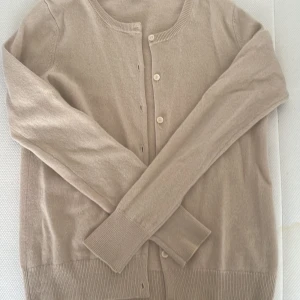Beige kofta  - Beige kofta från uniqlo. 100% cashmere, så superbra material. Har inte används mer än 3 gånger, som är som ny! Kom med prisförslag🩷