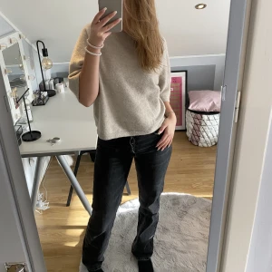 Zara jeans - Jättesnygga zara jeans i mid rise modellen. Har blivit för små för mig så säljer därför. De har en liten slitning (se andra bild) men det syns inte så tydligt då byxan är i tvättad svart❤️