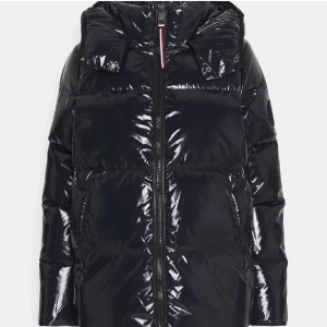 Tommy Hilfiger jacka - Säljer min Tommy hilfiger jacka då den inte kommer till användning längre, den är i en mörkblå färg (som första bilden) och glansig. Storlek L men passar mig som har S/M i vanliga fall! Skriv privat för fler bilder😇 nypris: 3500kr!