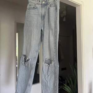 Säljer min sambos vida raka jeans från Gina Tricot. Använt skick, storlek 36.