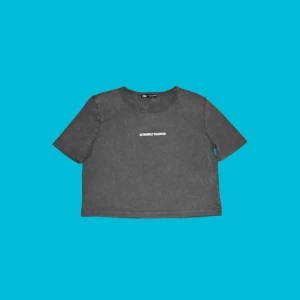 Zara Crop Top med puffärmar - Zara crop top med puffärmar är ett fantastiskt grått plagg som enkelt kombinerar stil och komfort. Den beskurna längden ger en modern twist, så att du kan visa upp din midja. 