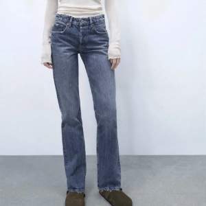 Jeans från zara i jättefint skick. Storlek 36. Säljer för 180 kr + frakt!💕