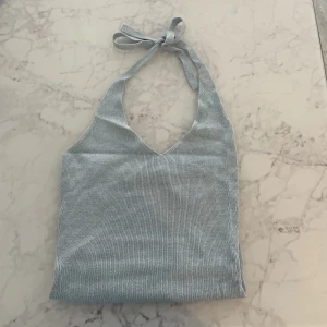 Blå halterneck topp - Jättefin blå halterneck topp som tyvärr inte kommer till användning, helt oanvänd🫶🏻